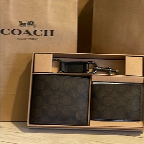 COACH Men’s Wallet Gift Set. Walnut- black. Dark BROWN NWT. Coach box & bag. - Picture 7 of 9